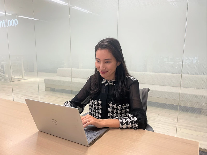 リモートで会議を行う宮川