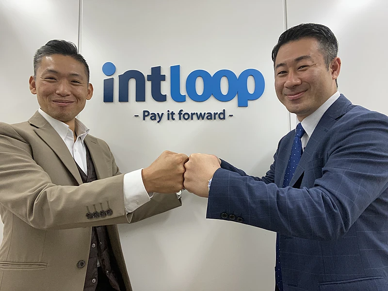 受付でグータッチする二人