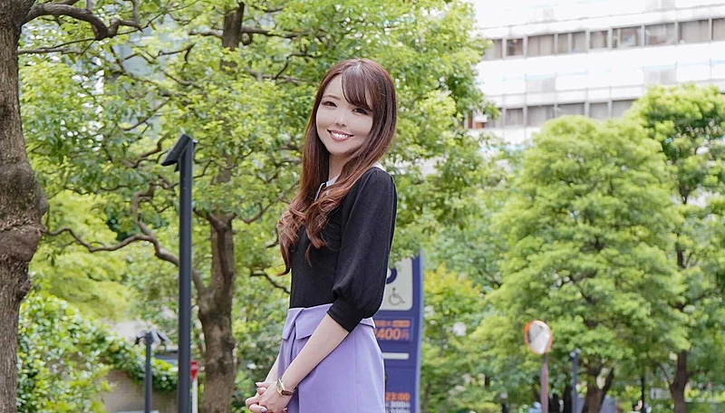 インタビュー中の佐々木