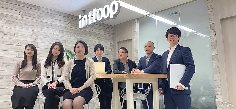 メンバーとミーティングを行う佐々木