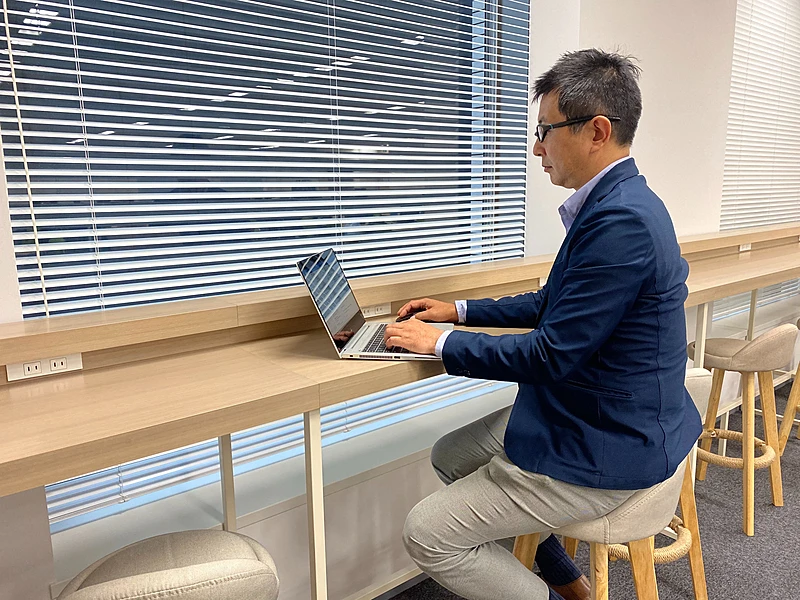 メンバーと談笑する久保田