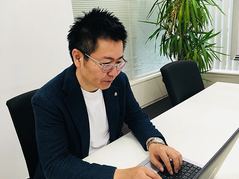 INTLOOP社内での金栗のワークシーン