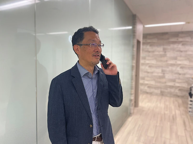 お客様と電話で会話をする長谷川