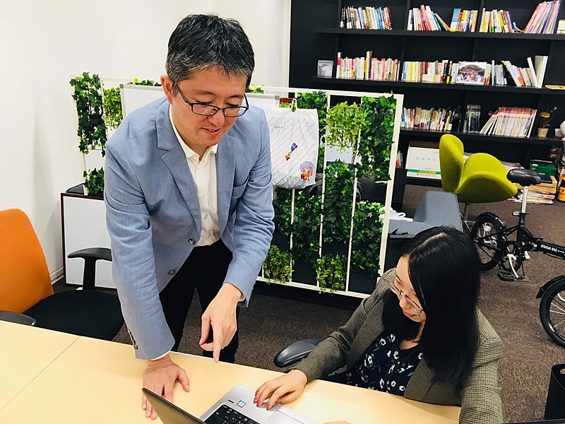 INTLOOP社内でクライアントの課題に対する作戦を練る太田