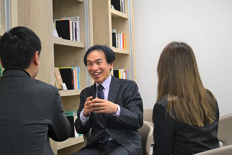 メンバーと雑談する田中