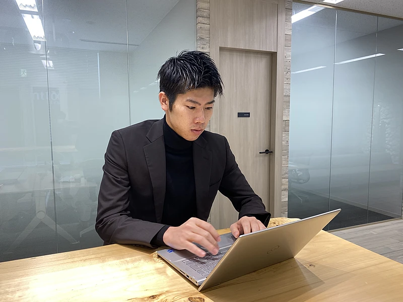 社内での小森のワークシーン